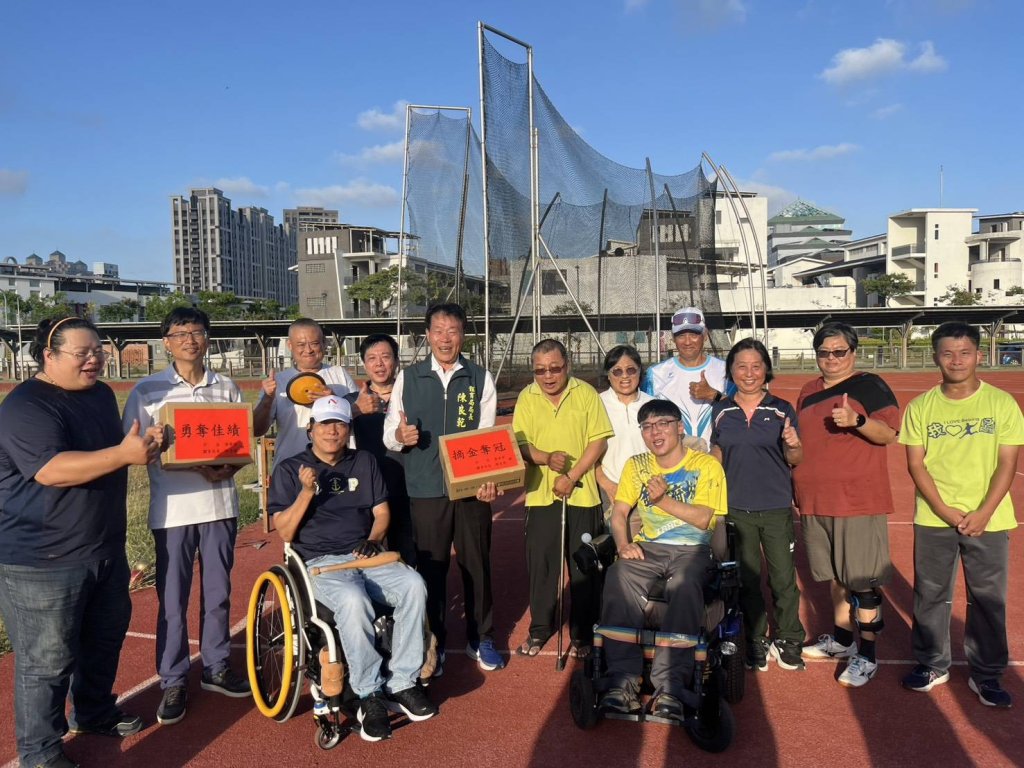 體育局長陳良乾親赴金城國中操場慰勞全障運備賽辛勞田徑選手