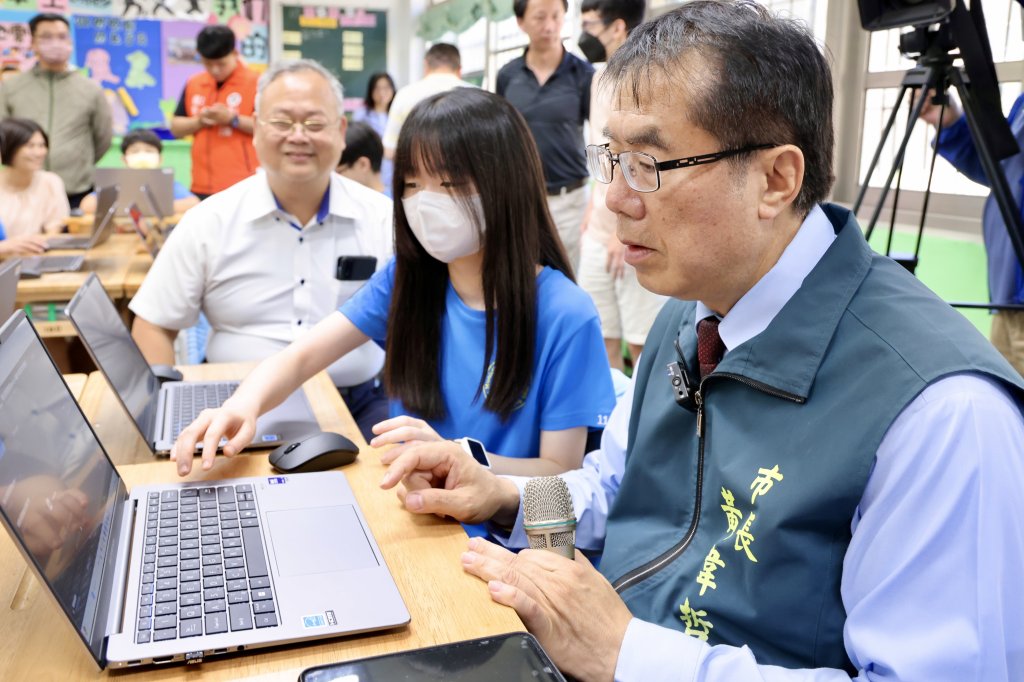 全國首批AI筆電進校園！黃偉哲加碼投入2.7億打造國中AI教育新世代