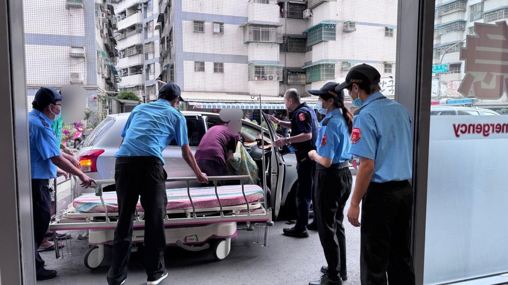 老翁胸悶不適家人焦急送醫卻遇紅燈　警鳴笛開道搶黃金時間