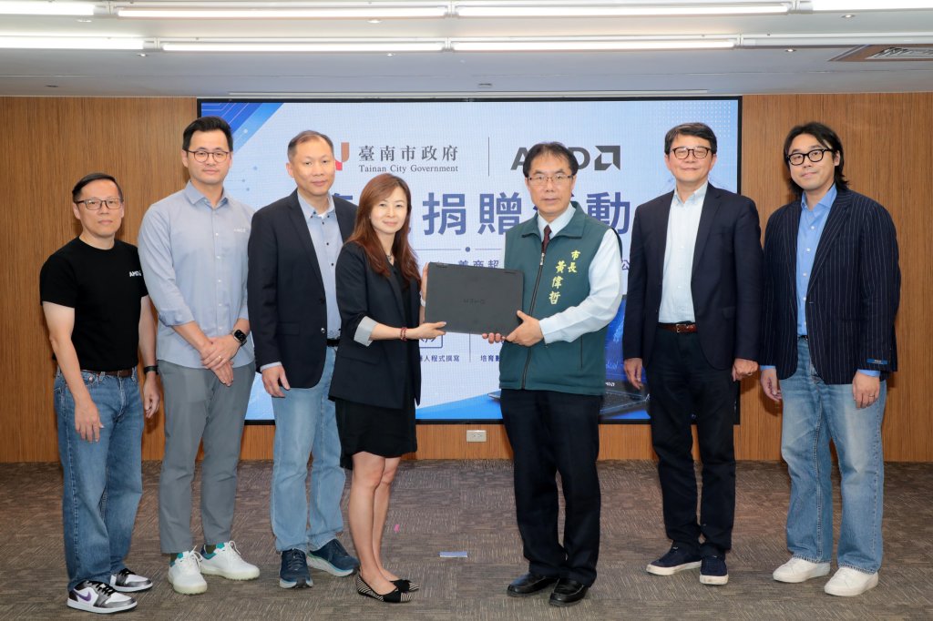 AMD捐贈31台AI筆電助攻台南智慧教育 黃偉哲：一同培育下一代AI人才