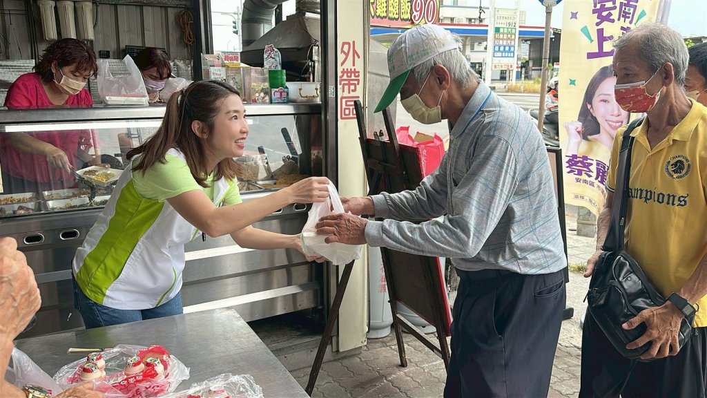 愛心不間斷！市議員蔡麗青攜手吉美超吉大雞腿便當發放愛心便當