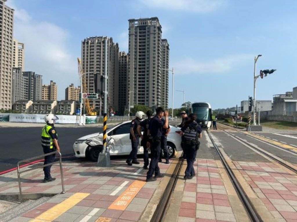 鼓山區青海路輕軌列車與小客車碰撞 交通事故 鼓山警迅速到場協處