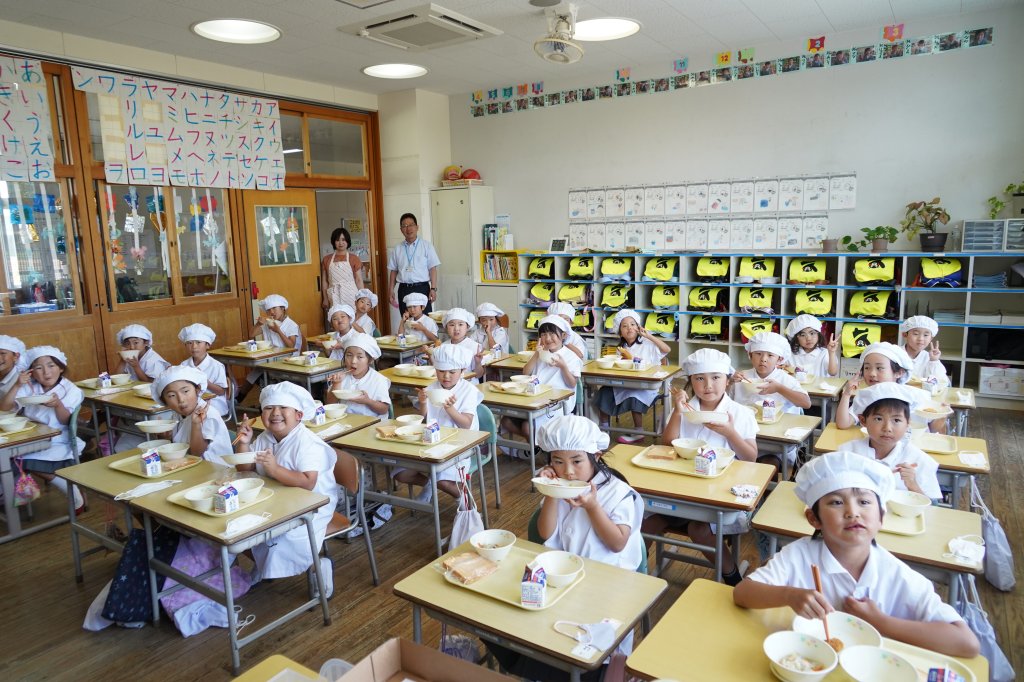 台南鳳梨產地直送日本友誼市學生餐桌 甜蜜滋味圈粉成功