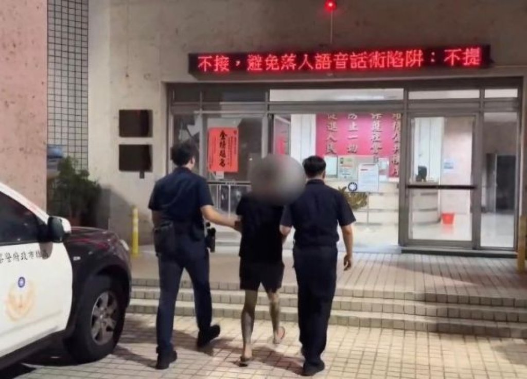 小客車逆向擦撞路旁2輛小客車 警查獲毒咖啡包及含依托咪酯菸油電子菸