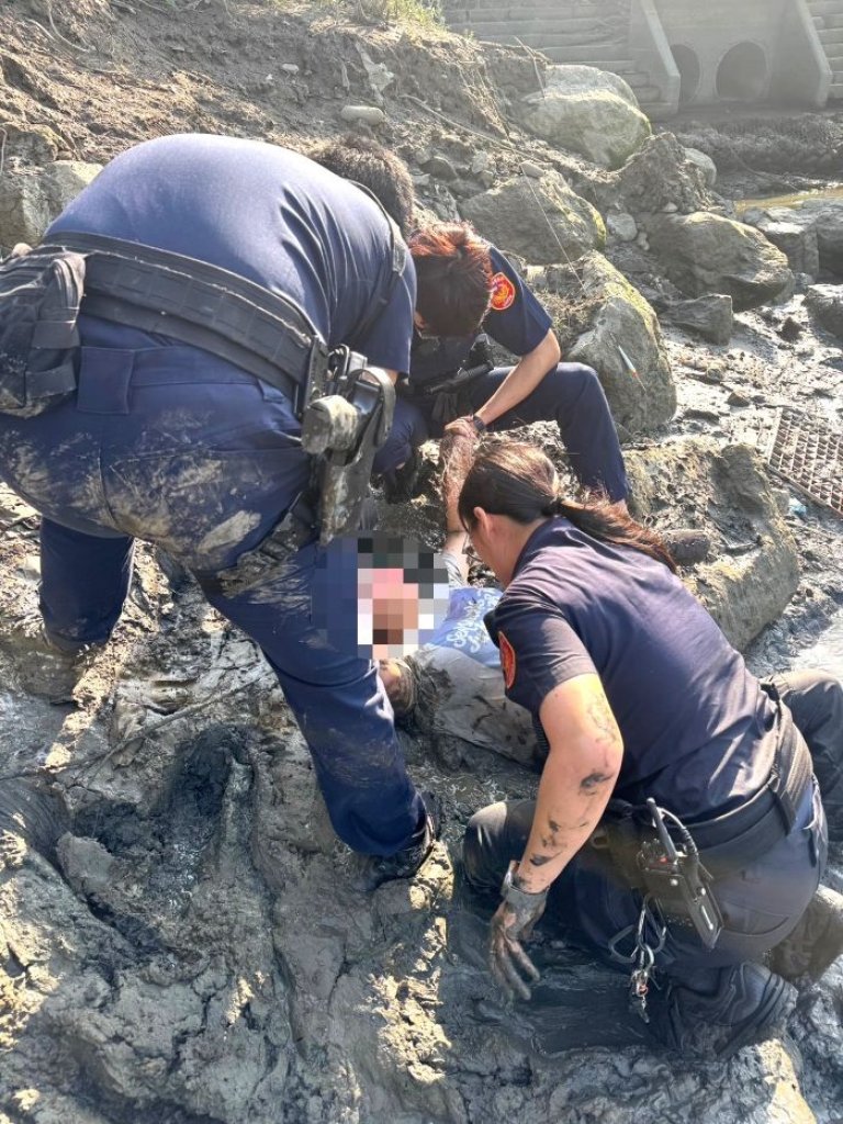 女子河邊散心不慎落水 海山警奮不顧身跳入河中將她救起