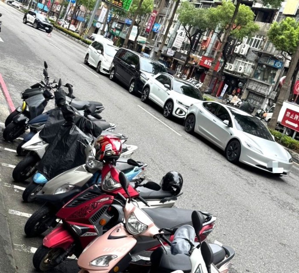 板橋區文化路二段多車未保持安全距離發生碰撞無人受傷