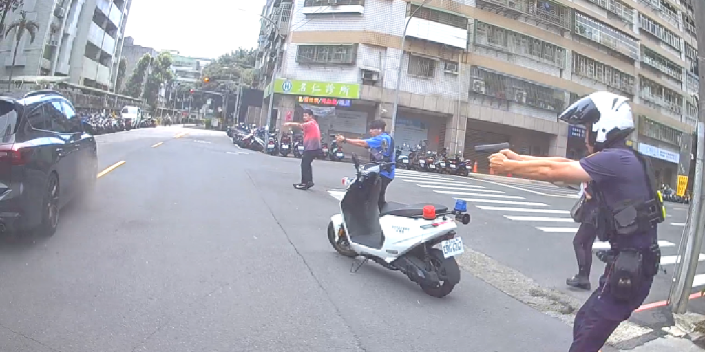 土城警查緝毒品案　犯嫌駕車衝撞員警　悍警攔截圍捕開16槍喝止