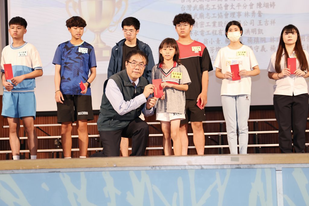 黃偉哲感謝民間善力挹注 台灣武廟志工協會頒發獎助學金助學子安心求學