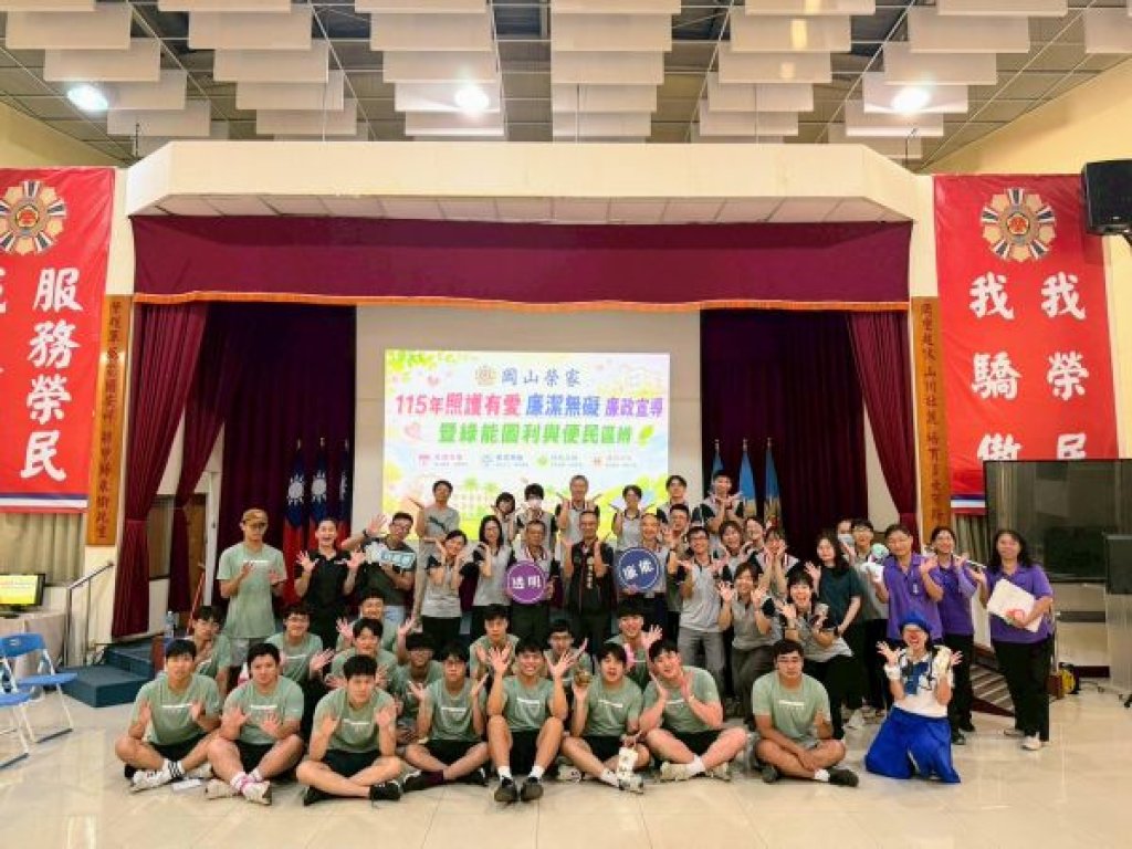   高雄大學游泳隊前進岡山榮家 樂齡運動促進青銀共融與防詐意識