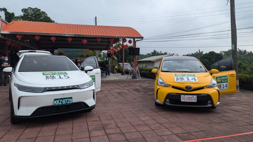 台南市交通局小黃公車依法採用綠底白字「營業小客車」提供民眾服務
