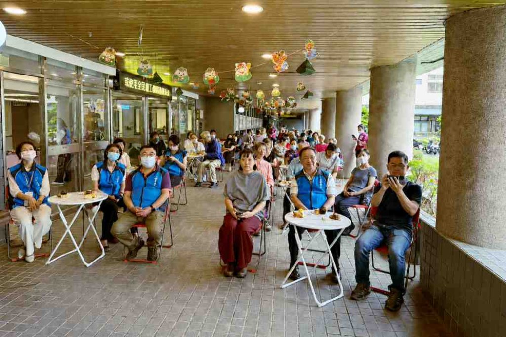 創作揮灑樂齡人生x藝術點亮頤養生活　八德榮家公共藝術成果展現住民長者人文關懷與活躍老化精神