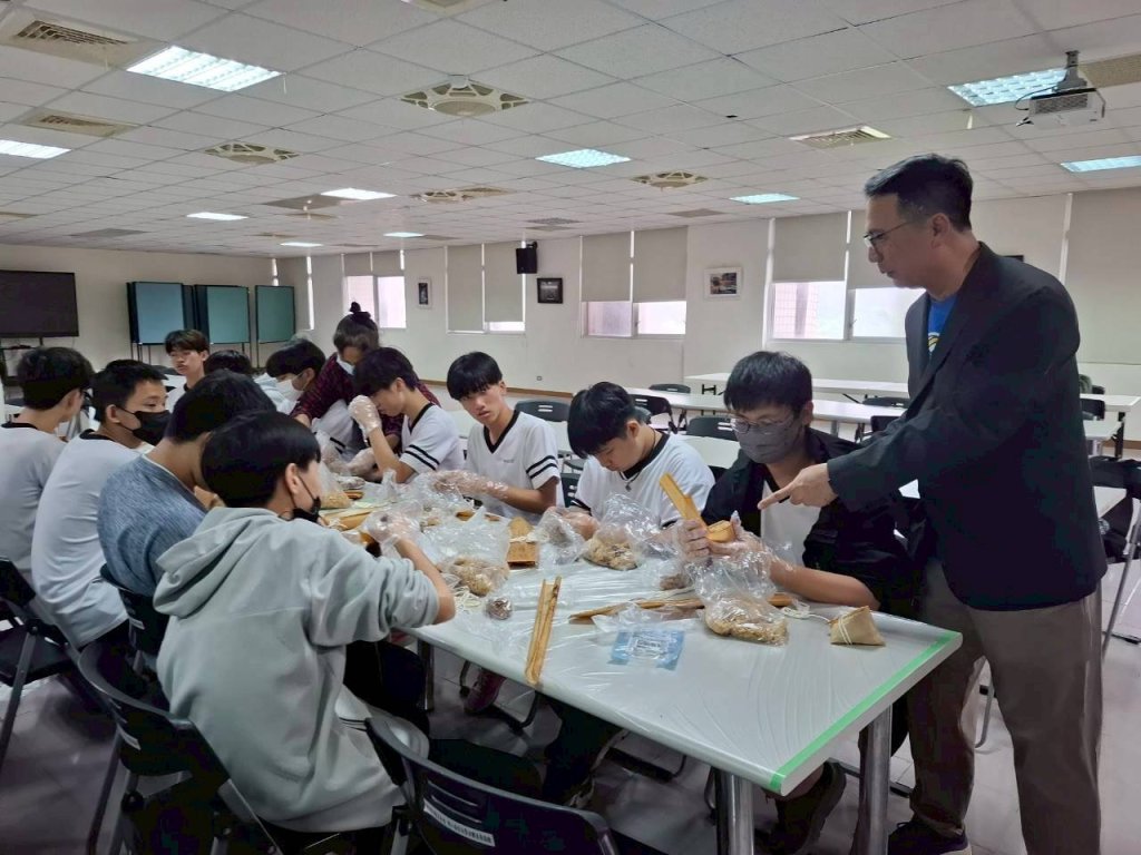 端午傳愛  華山鶯歌站攜手鶯歌工商師生與二橋社區包粽募發票助孤老
