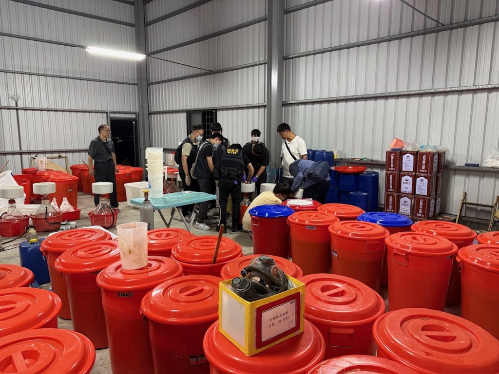 專車接送製毒！調查局在獨棟違章鐵皮屋破獲大型安非他命製毒工廠
