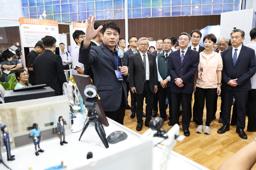 大南方AI智慧健康展沙崙登場 卓榮泰、黃偉哲見證逾百項技術應用成果