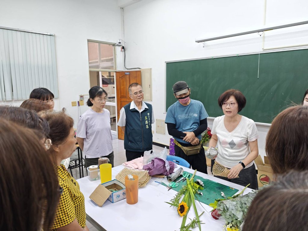 南市勞工局曾文園區開辦生活花藝課 學員手作端午掛飾體驗生活美學