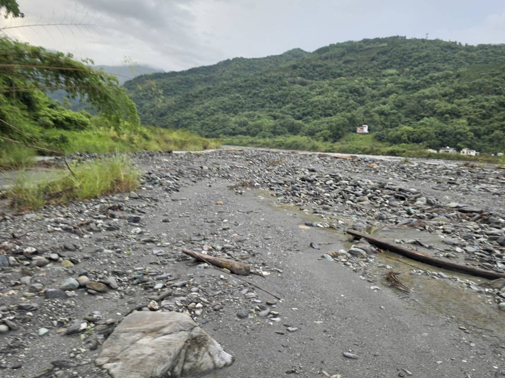 溪水暴漲困孤島│警山摸黑開路成功救援