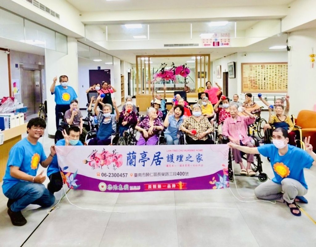 青銀共融滾出歡笑聲 樂活太陽花攜手蘭亭居長輩體驗地板滾球
