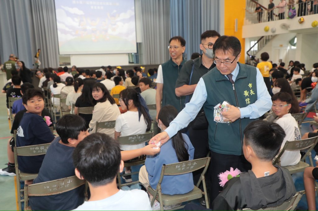 黃偉哲出席歸南國小畢業典禮 勉勵畢業生勇敢逐夢迎向新階段