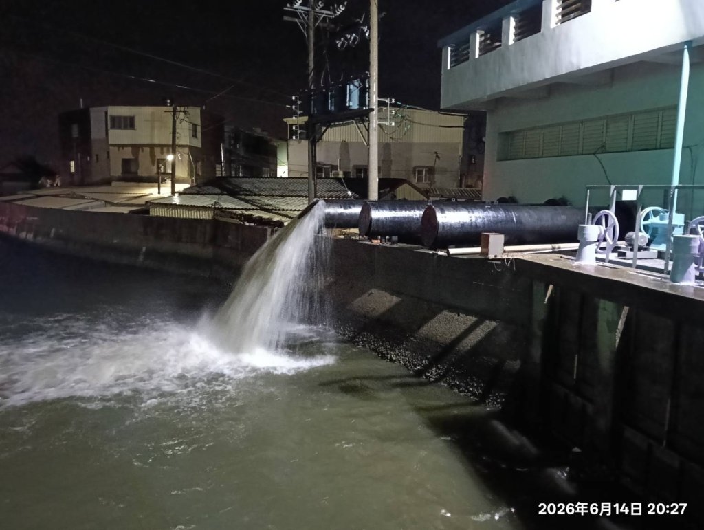 梅雨鋒面與西南氣流帶來強降雨 南市水利局抽水站全部啓動抽水