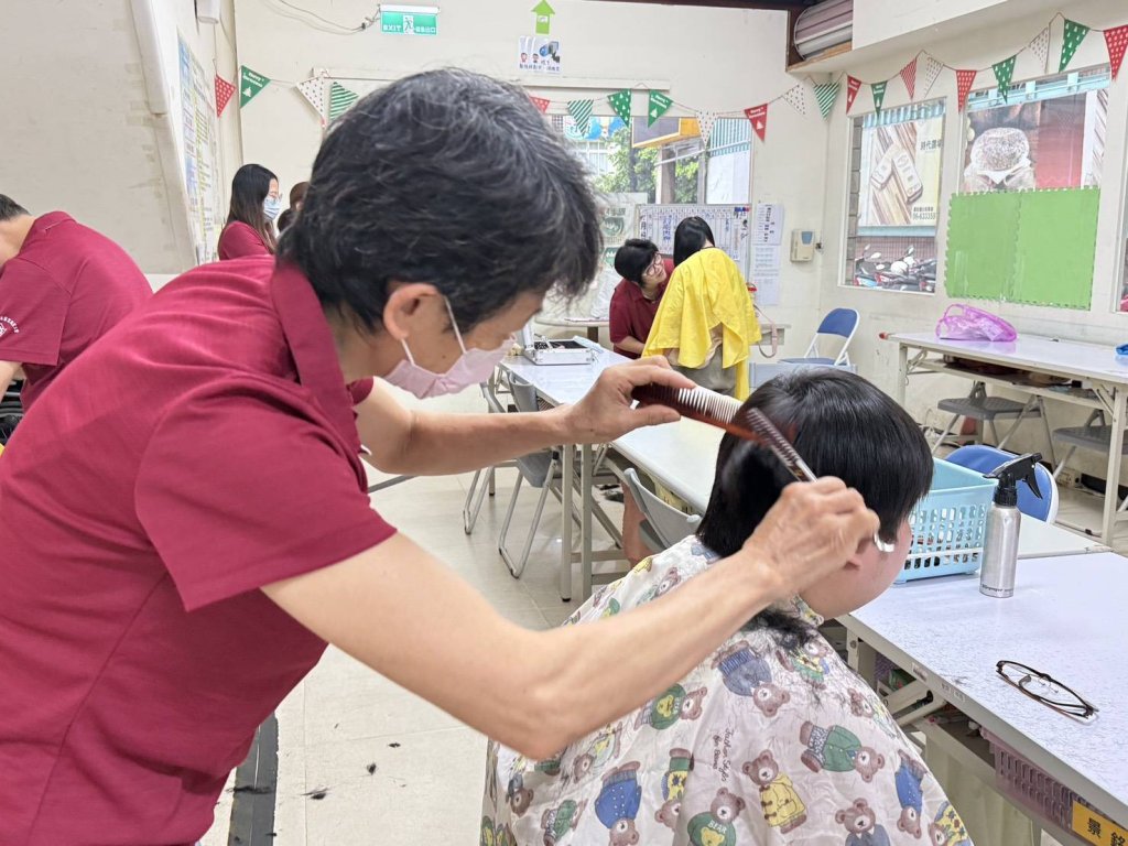 換上新髮型 綻放新笑容 義剪溫暖葡萄藤小作所