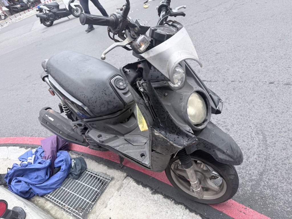 自小客轉彎車未禮讓直行機車釀禍　騎士骨折海山警送醫救治