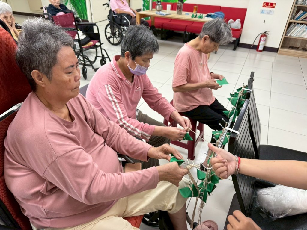 端午未到粽香先到 永春護家陪長輩重溫綁粽樂趣