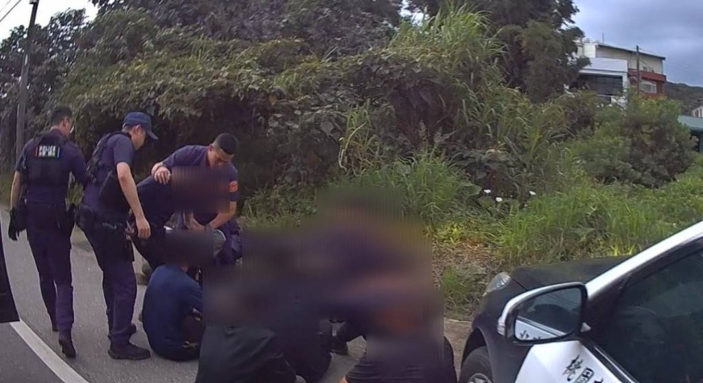 蘆竹警鷹眼攔查車輛 3名員警一舉查獲「一車8人」逾期居留移工