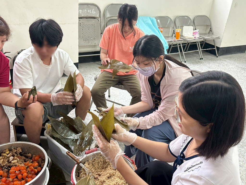 體驗傳統文化 累積生涯經驗 兒少協會帶領青少年親手綁粽迎端午