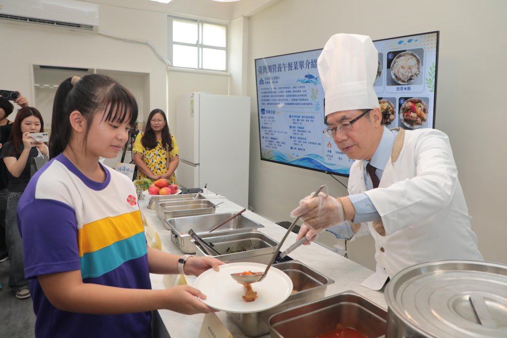 黃偉哲與學童共享台灣鯛、芒果午餐 希望推廣「享當季、食在地」理念