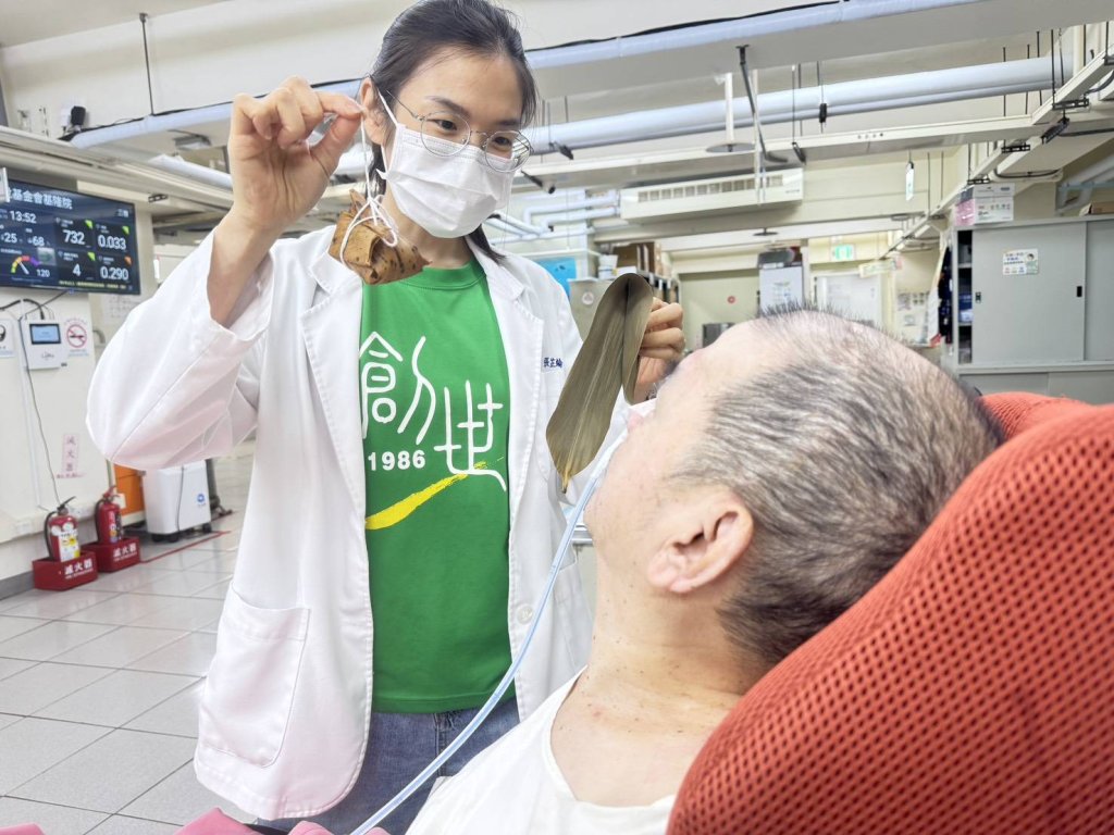 端午香氣喚感知  創世基隆院以感官復健陪植物人迎端午