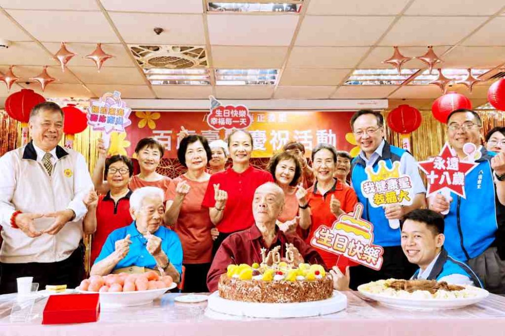 輔導會副主委副主委吳志揚訪視八德榮家贈端節加菜金　陪伴人瑞蘇健庭伯伯歡慶百歲華誕親頒金壽桃