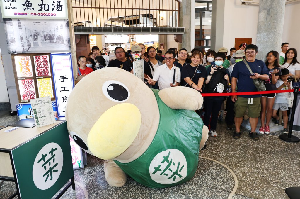 首波菜奇鴨授權商品西市場開賣 黃偉哲開箱笑稱比市長還受歡迎