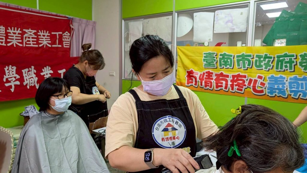 剪出溫馨的風采 工會義剪服務溫暖長者與院生