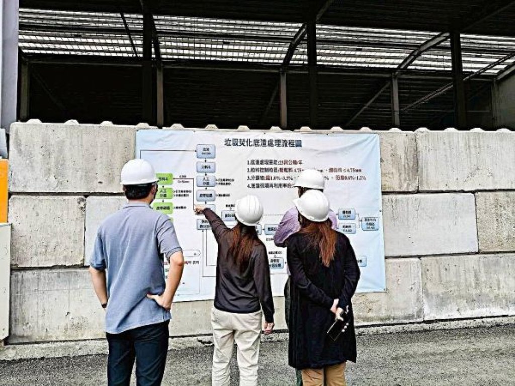 高雄首家焚化再生粒料CLSM取得碳標籤 底渣循環再利用 邁向低碳管理新階段