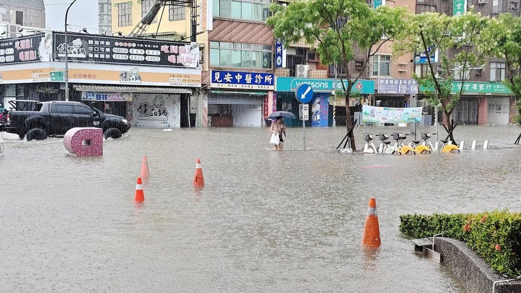 米克拉颱風豪大雨重創新豐線 仁德區公所周邊淹水及膝跟停電