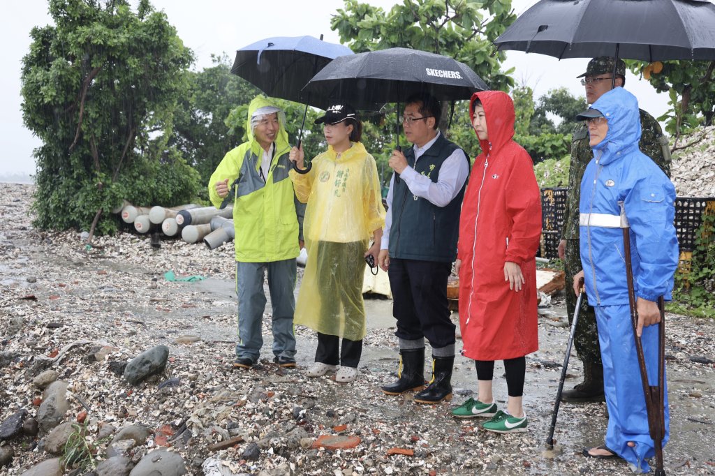 米克拉颱風挾豪雨襲台南 黃偉哲一早勘查蘆竹溝抽水站 