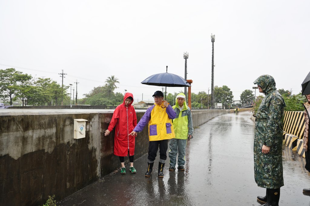 米克拉挾豪雨狂炸台南6小時！黃偉哲冒雨視察仁德抽水站三爺溪水位 