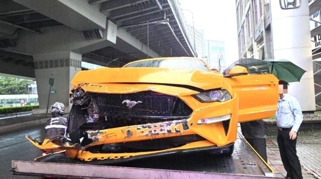 天雨路滑 板橋區台64線快速路發生自小客自撞