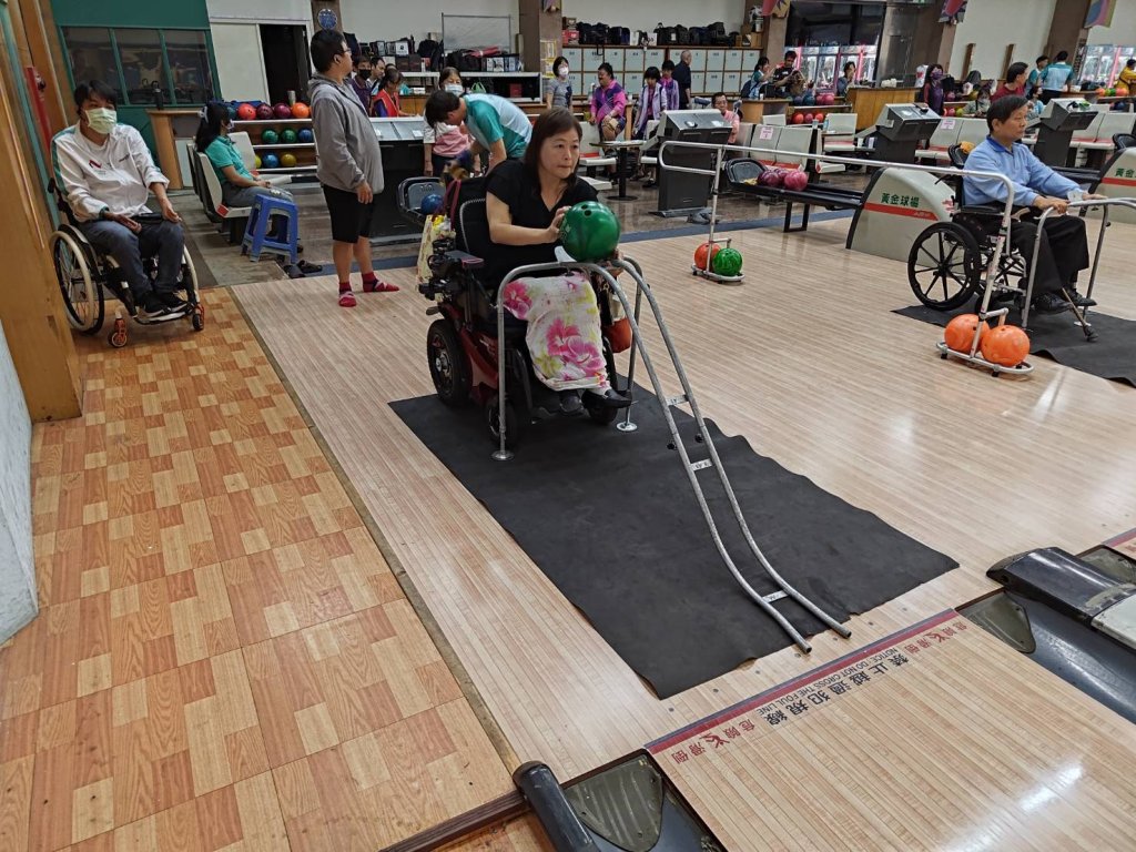 臺南市西藥盃身心障礙者保齡球賽登場 以球會友展現活力