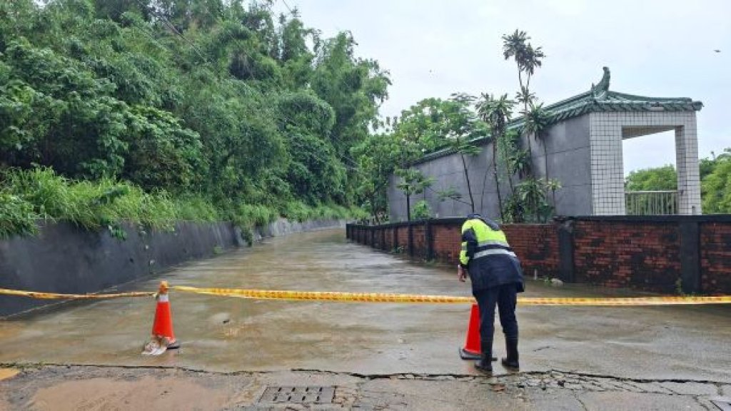豪雨毀路阻通行   小港警冒雨交管護安全