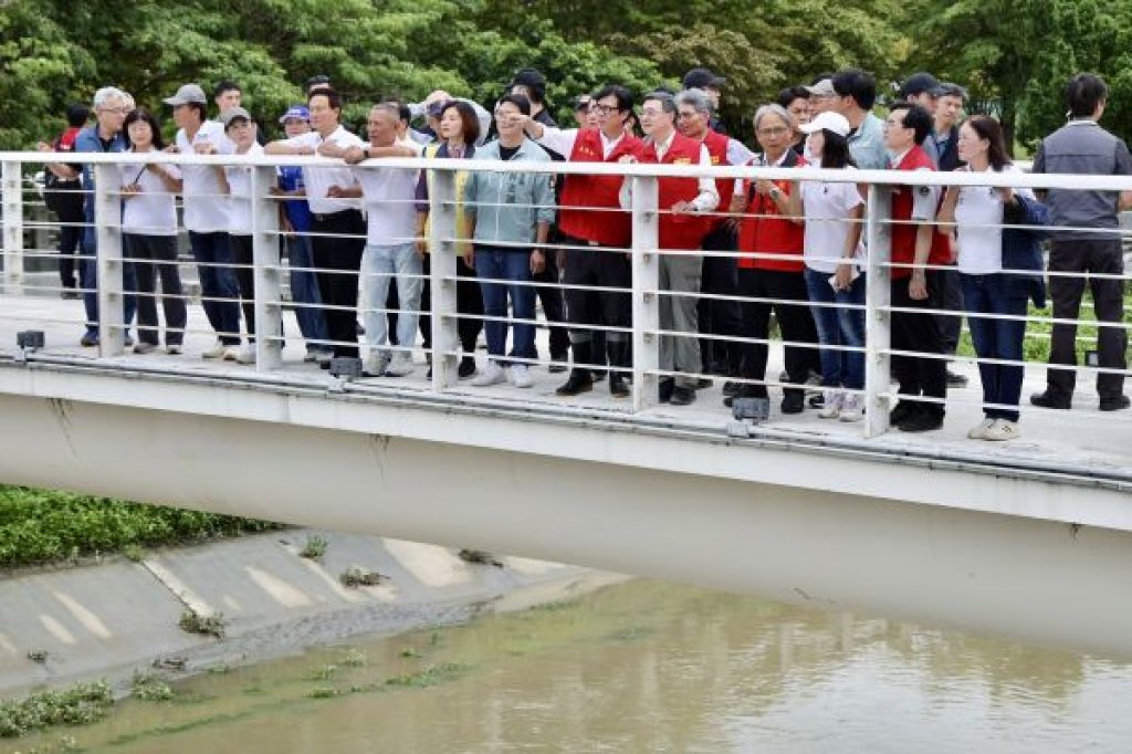 卓院長視察白米滯洪池成效與農損情形 陳其邁：攜手行政院落實系統性治水計畫與農損救助