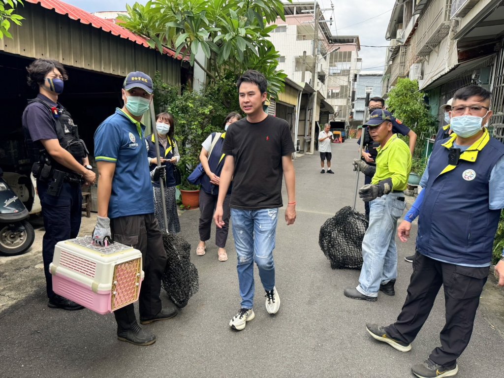 永康虐貓案 警方荷槍實彈與動保處人員強制攻堅帶出受虐貓