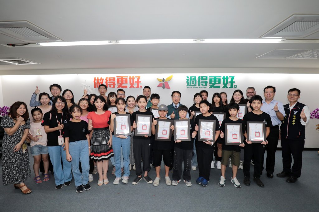 綠能教育躍國際！黃偉哲親自接見KidWind風力能源世界冠軍隊伍 