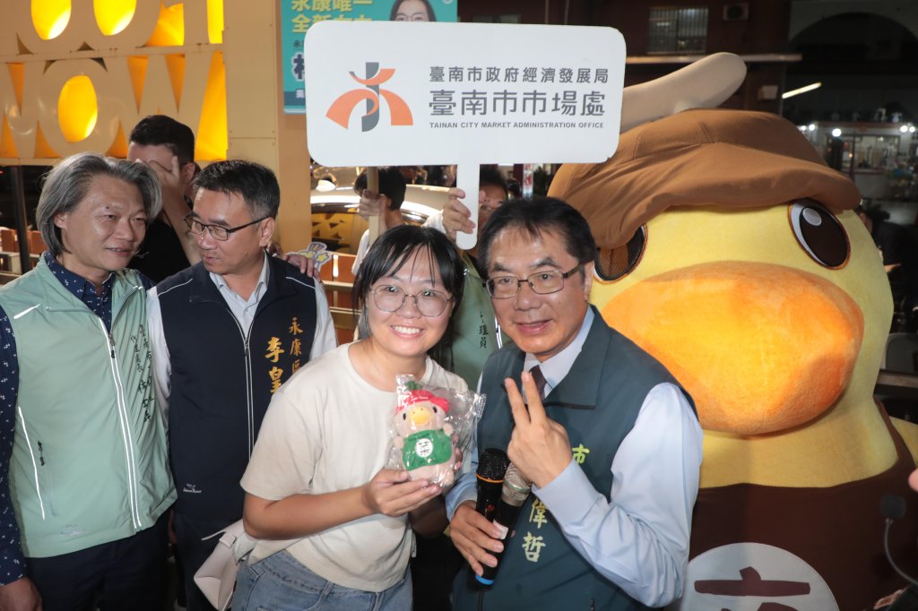 黃偉哲攜手夜奇鴨現身永康復華夜市 啟動夜市巡禮帶動觀光商機