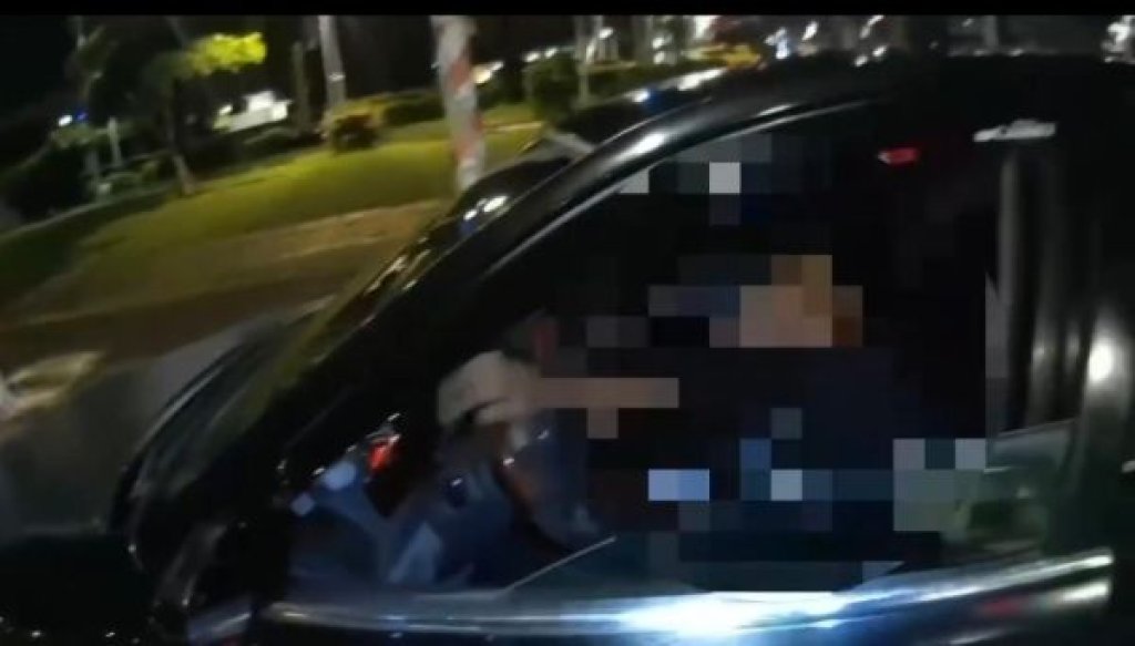 毒還沒丟遠人就趴地！鷹眼警秒飛撲壓制　車內再起出毒品煙彈