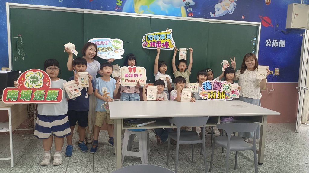 南庄鄉立圖書館客語繪本列車開進南埔國小｜閱讀中傳承客家語言與文化
