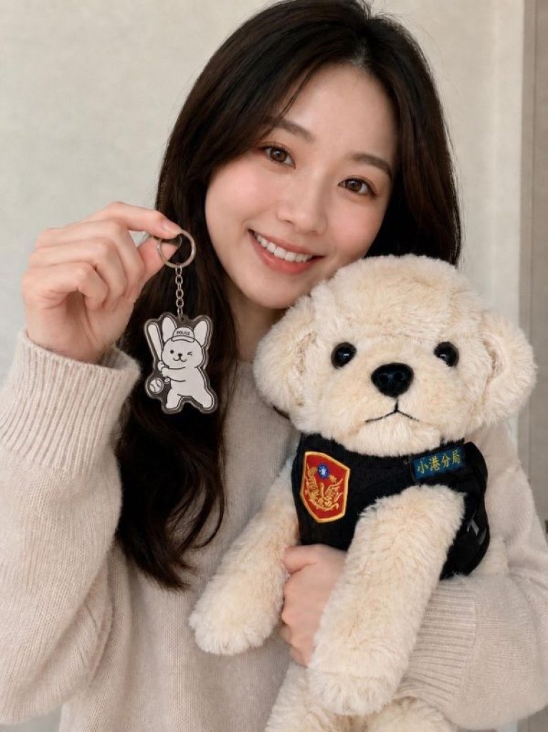緝毒犬變身反詐大使！小港警送限量人氣緝毒犬娃娃、海洛因磚塊茶包 宣導One Number詐騙