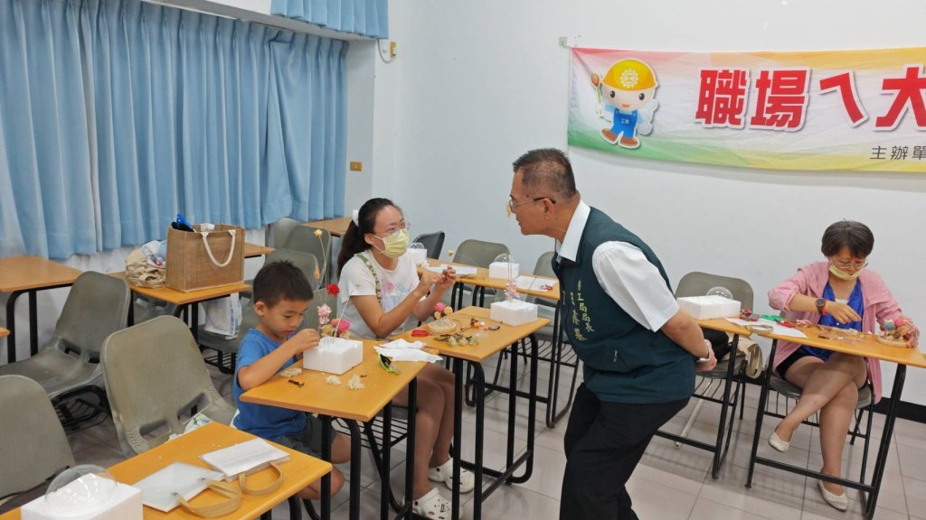 臺南市政府勞工局曾文園區辦理生活花藝課 學員手作永生花盅落實美學生活