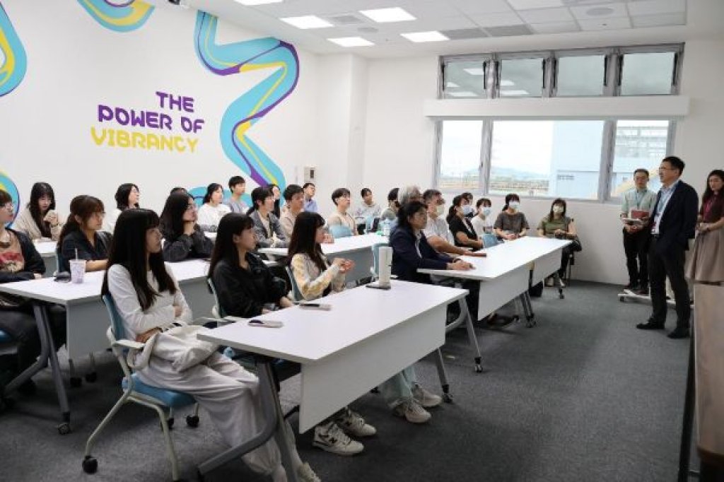 高雄大學師生走進350年企業默克  探索半導體產業與國際職場文化