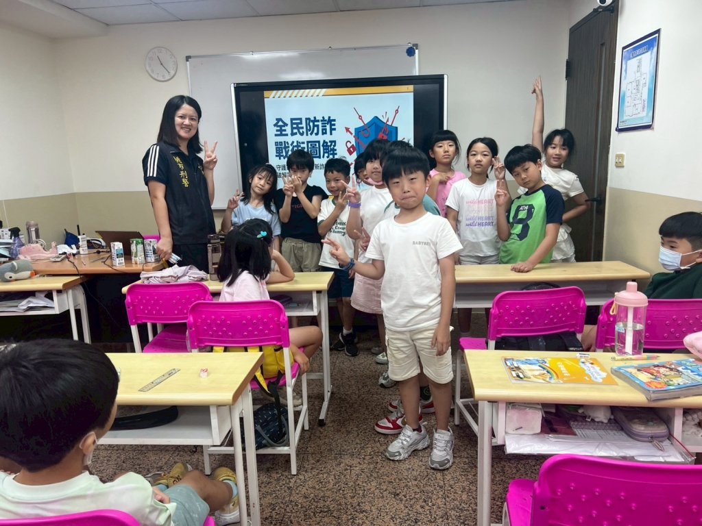 警民聯手扎根校園！桃園分局前進美語補習班 2026世足賽大打「反詐預防針」